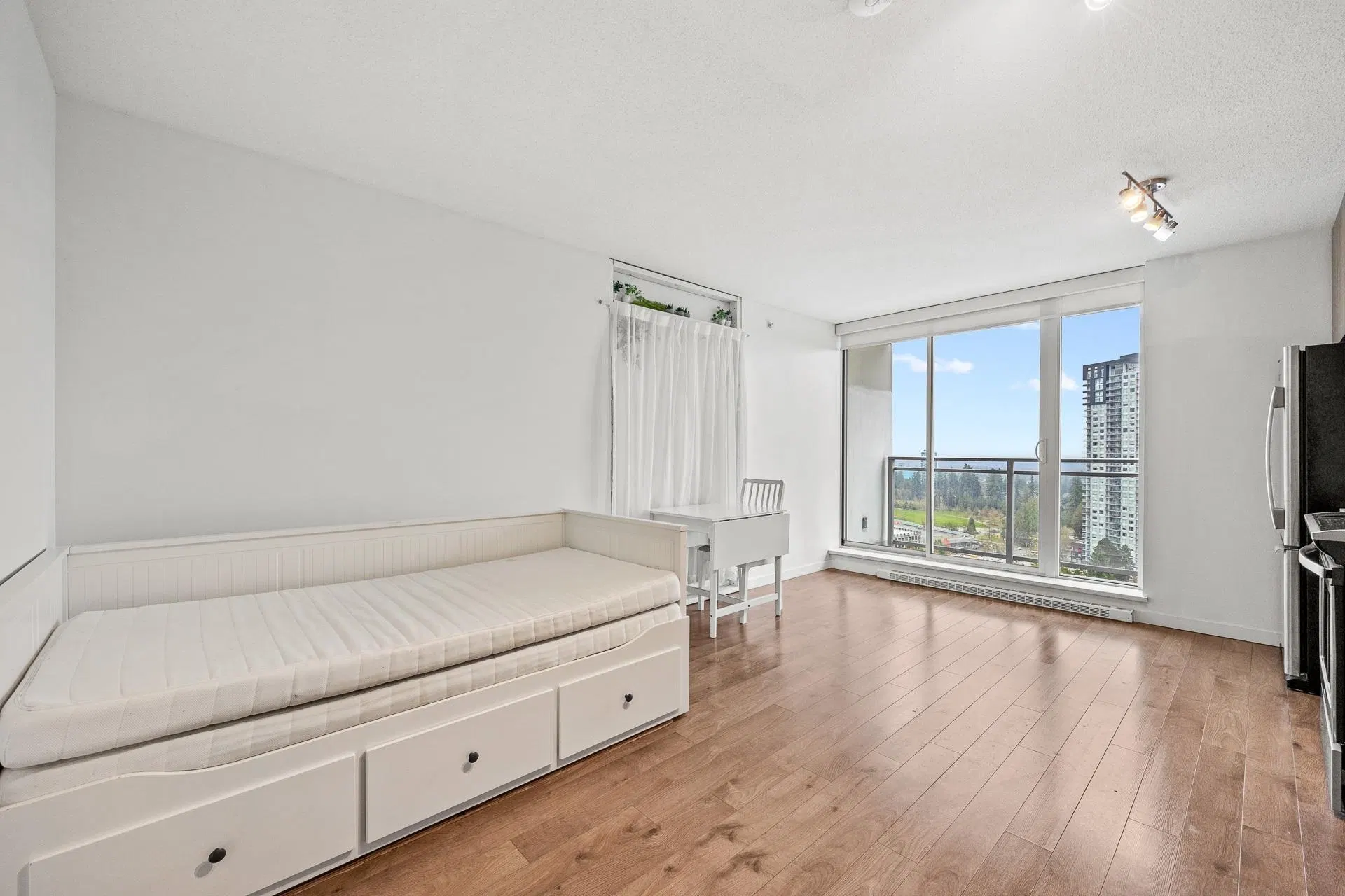 Photo 4 of 14 at #2511 – 13325 102a Avenue