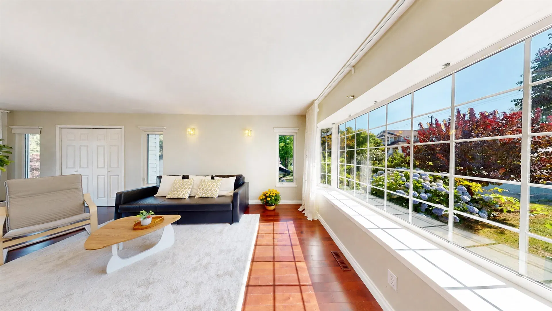 Photo 3 of 39 at 823 Burnaby Street