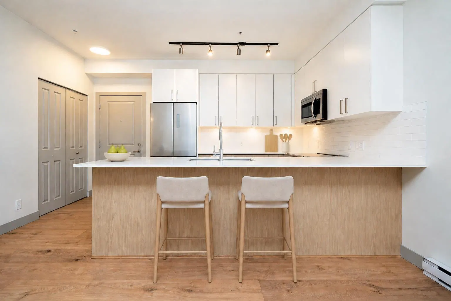 Photo 3 of 16 at #209 – 6968 Royal Oak Avenue