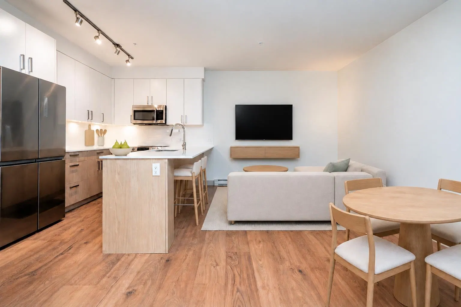 Photo 4 of 16 at #209 – 6968 Royal Oak Avenue