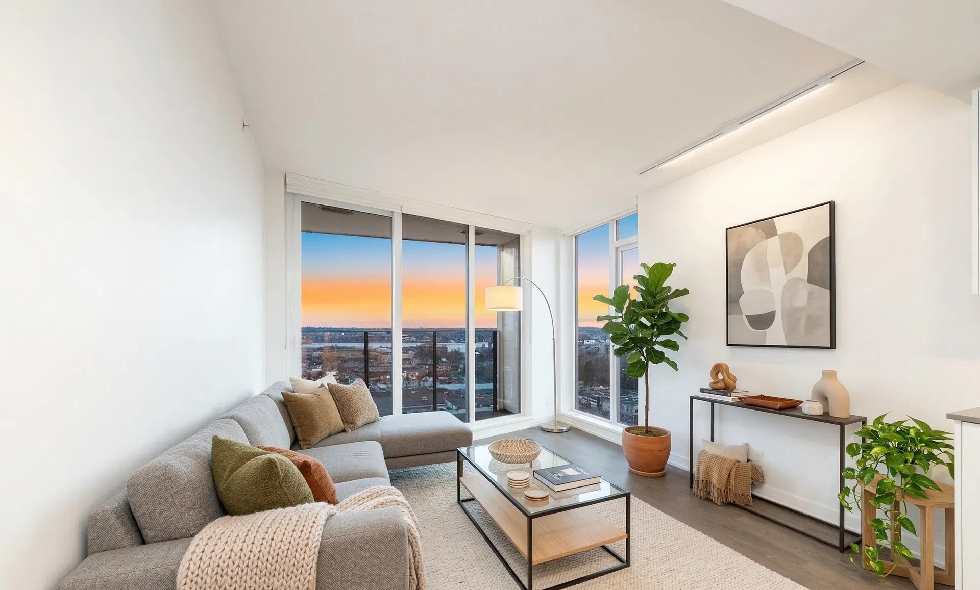 Photo 3 of 32 at #1705 – 1401 Hunter Street