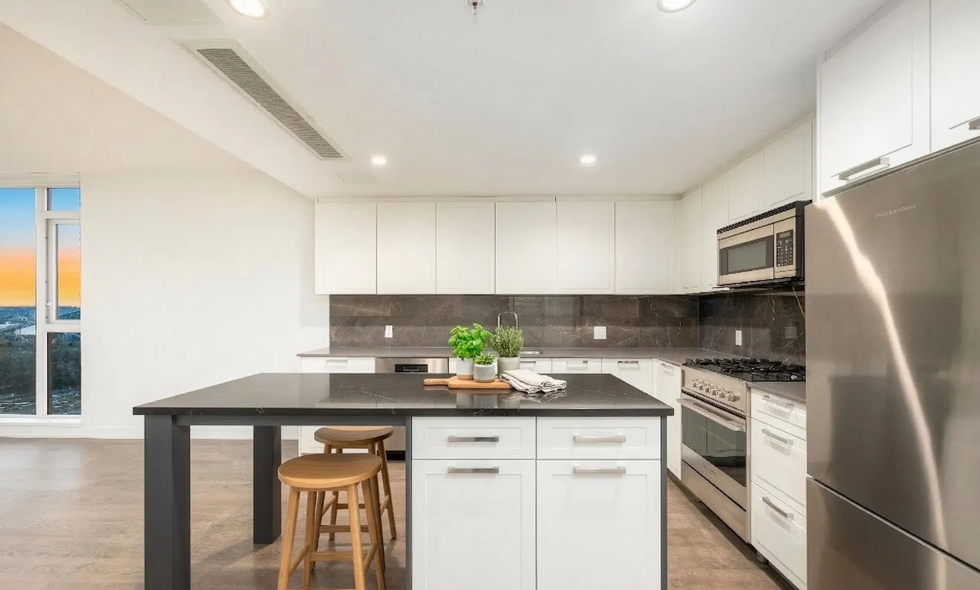 Photo 4 of 32 at #1705 – 1401 Hunter Street