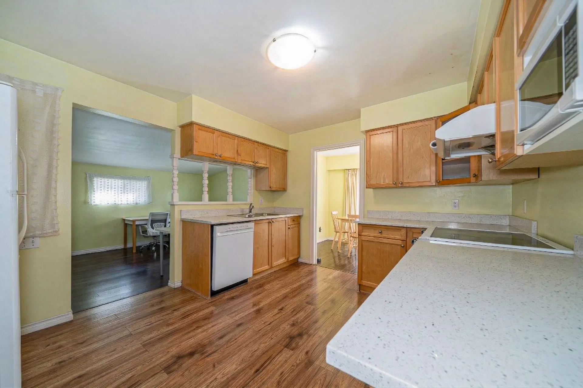 Photo 4 of 31 at 4831 Foxglove Crescent
