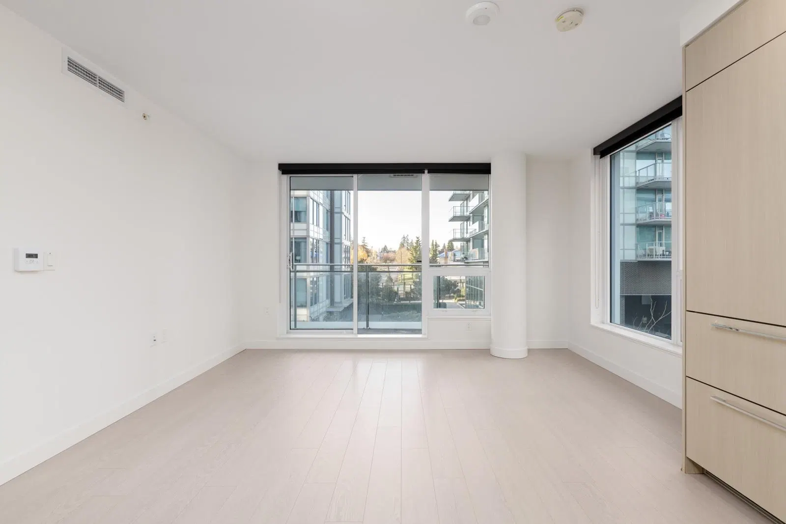 Photo 4 of 14 at #612 – 455 SW Marine Drive