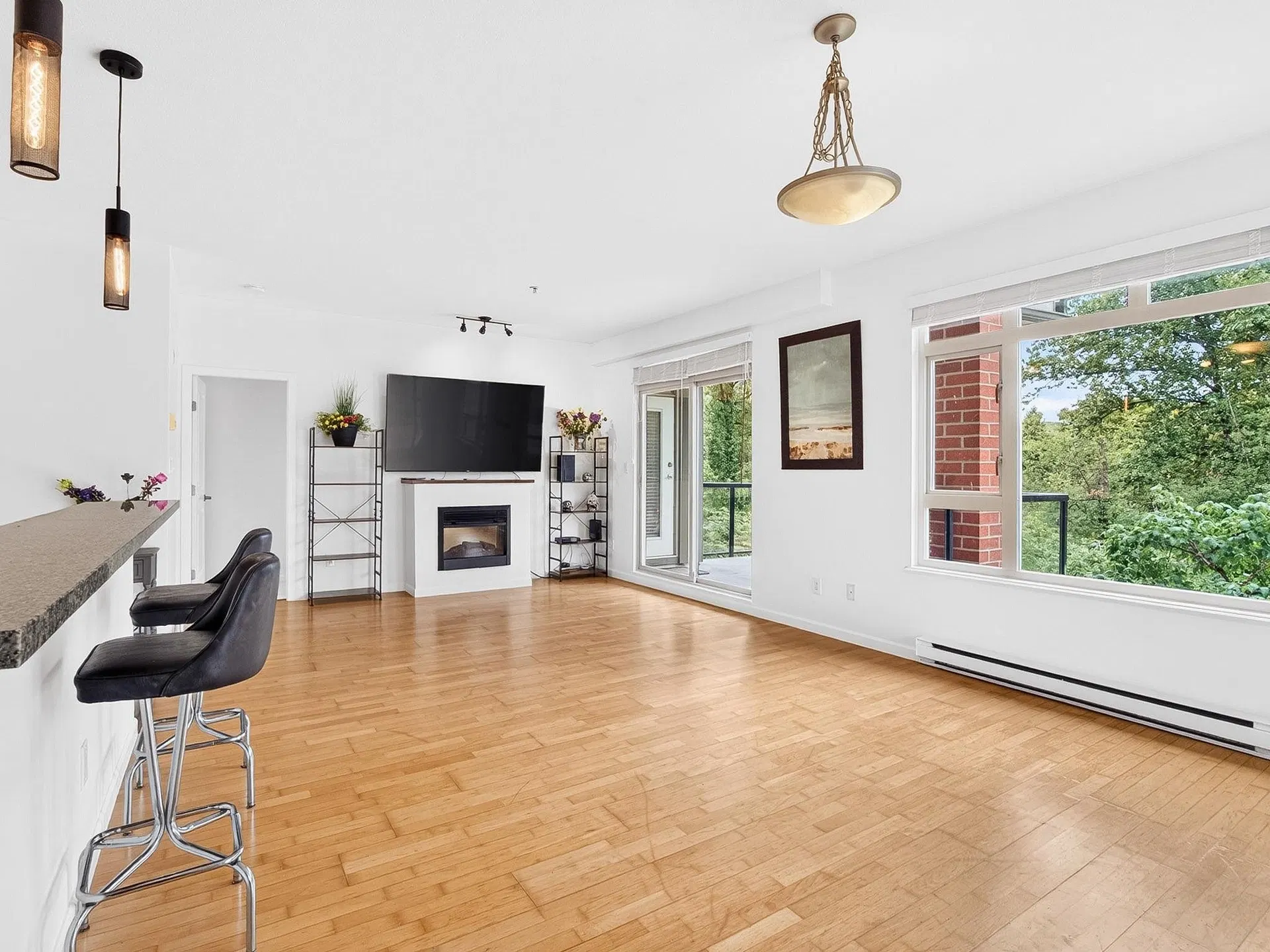 #304 – 100 Capilano Road