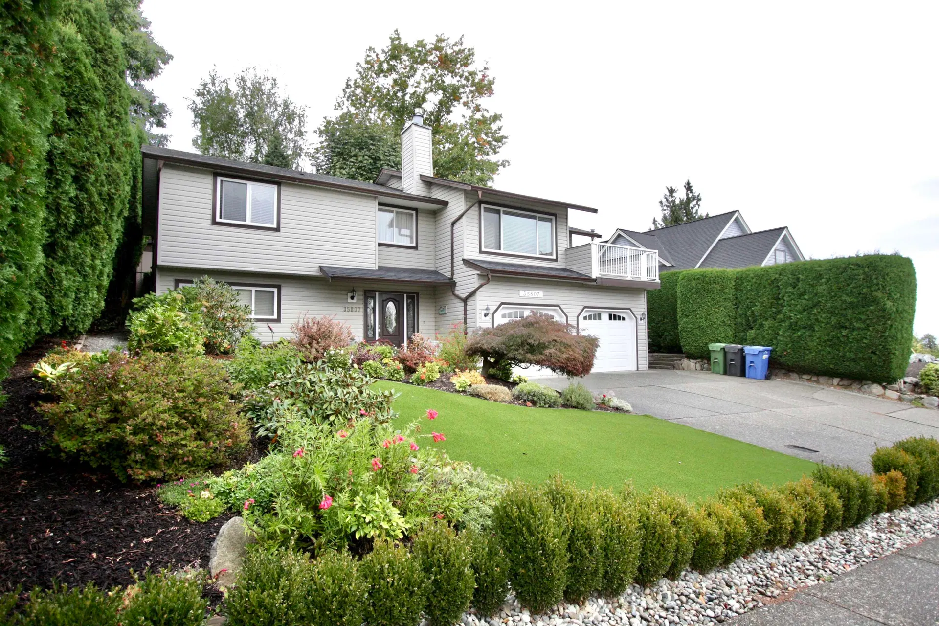 Photo 2 of 40 at 35807 Sunridge Place