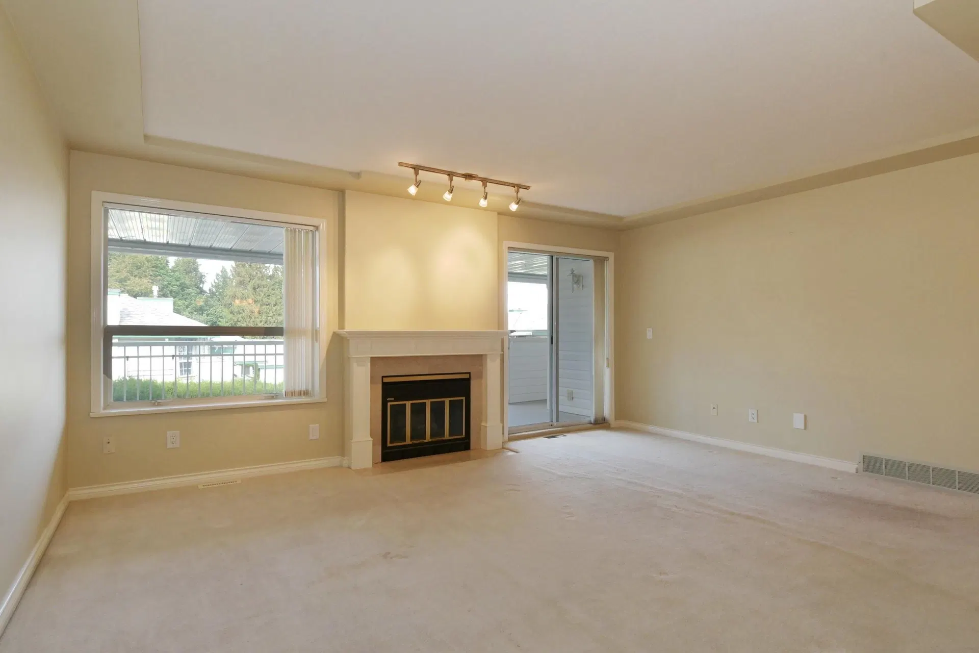 Photo 3 of 40 at #2 – 3115 Trafalgar Street