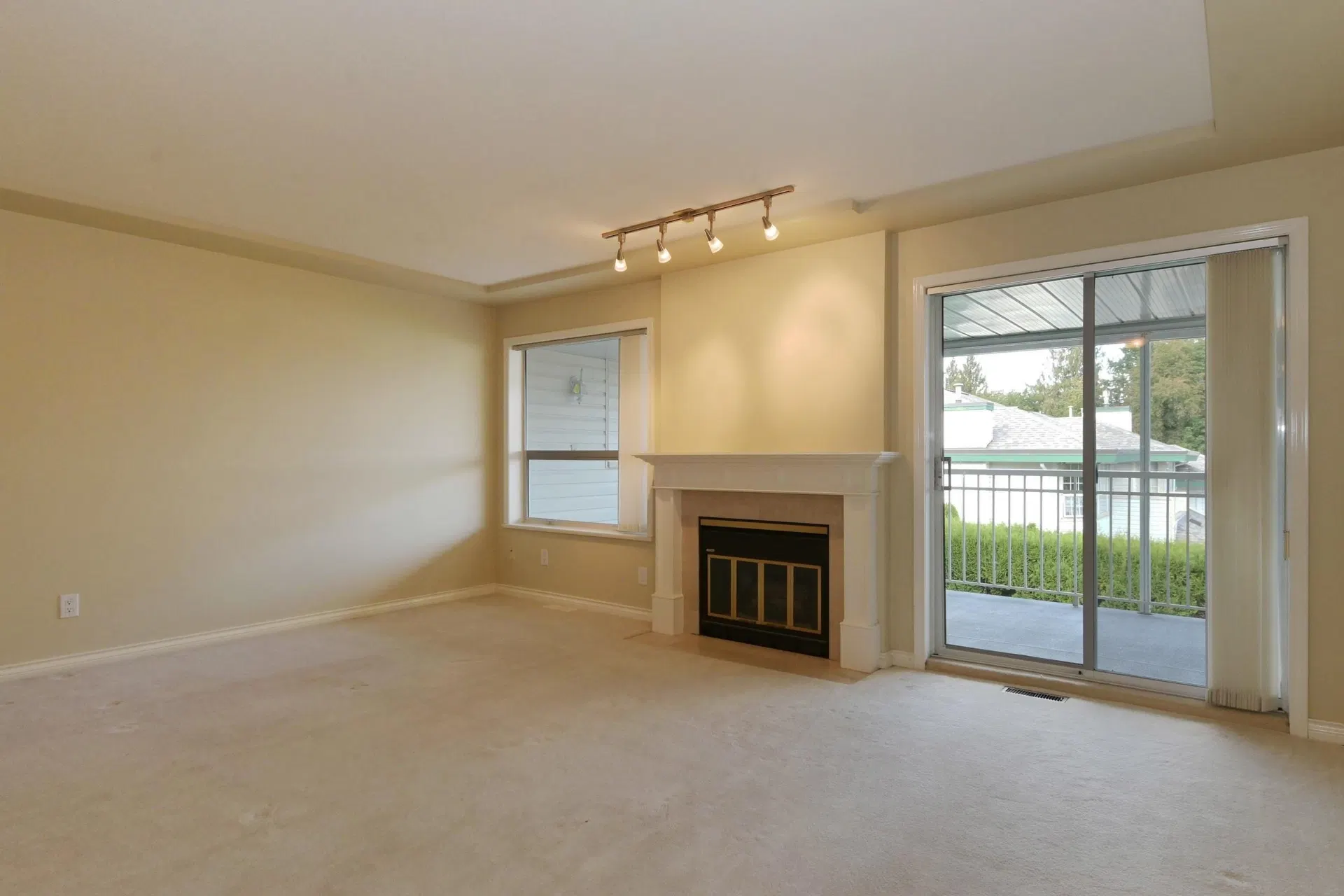 Photo 4 of 40 at #2 – 3115 Trafalgar Street