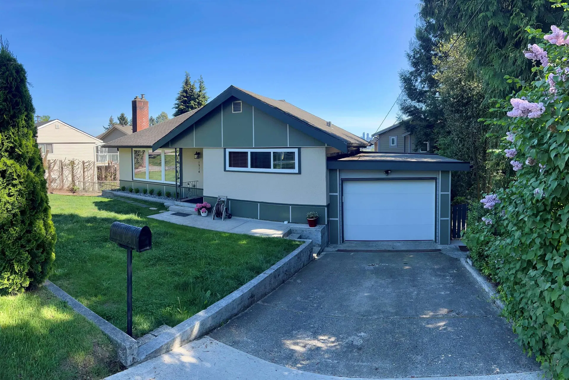 Photo 1 of 27 at 1314 Thomas Avenue