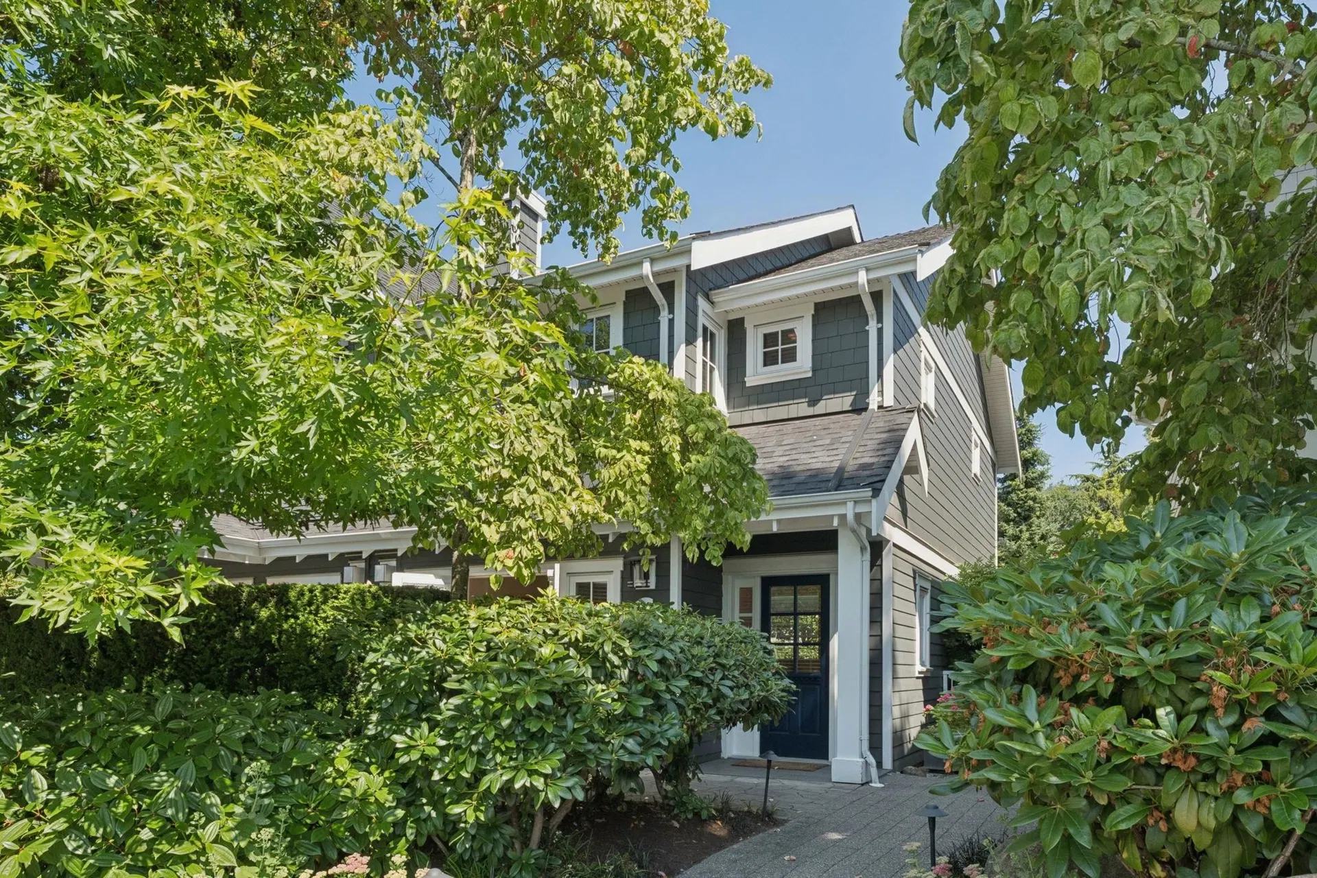 Photo 2 of 40 at 2071 Esquimalt Avenue