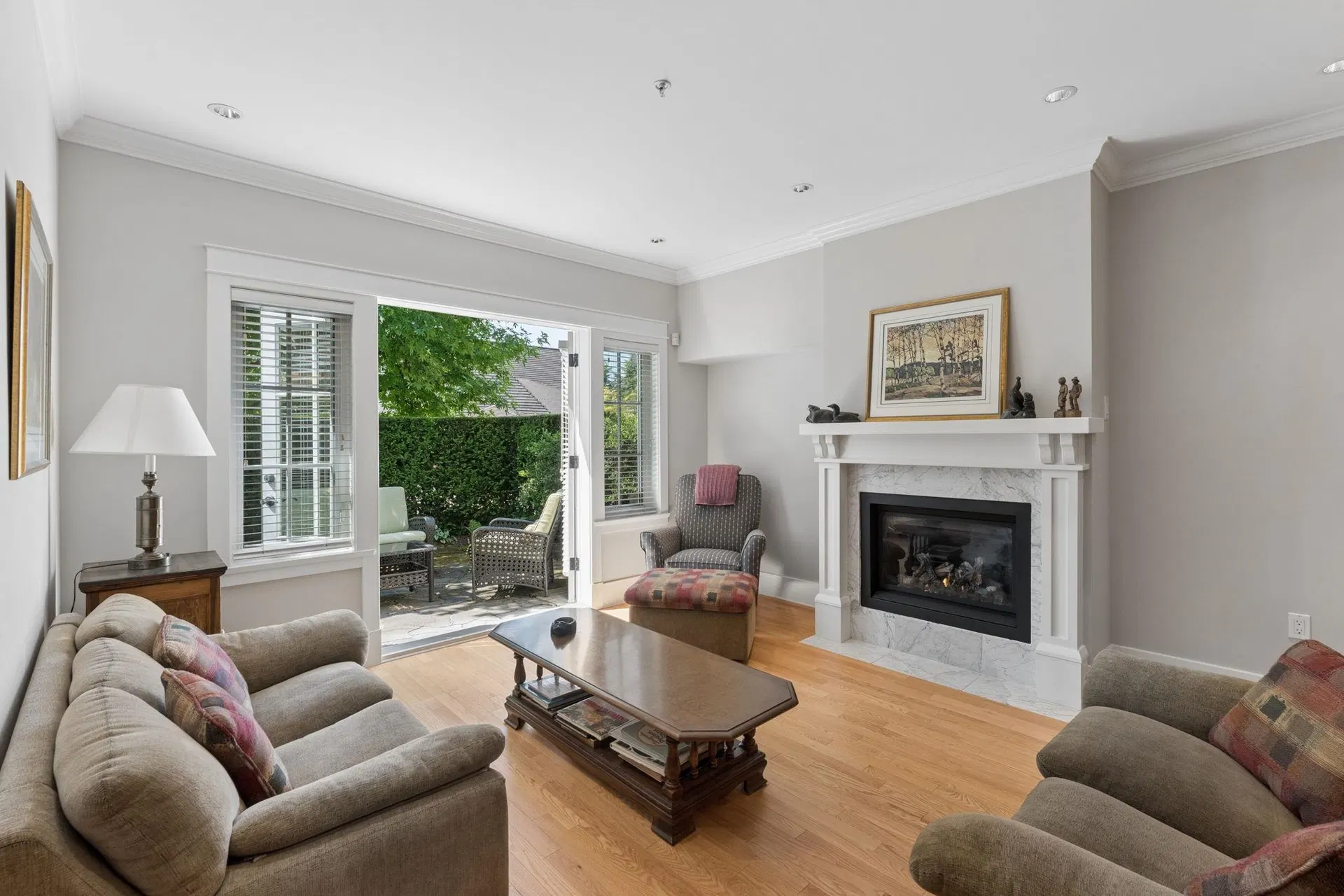 Photo 3 of 40 at 2071 Esquimalt Avenue