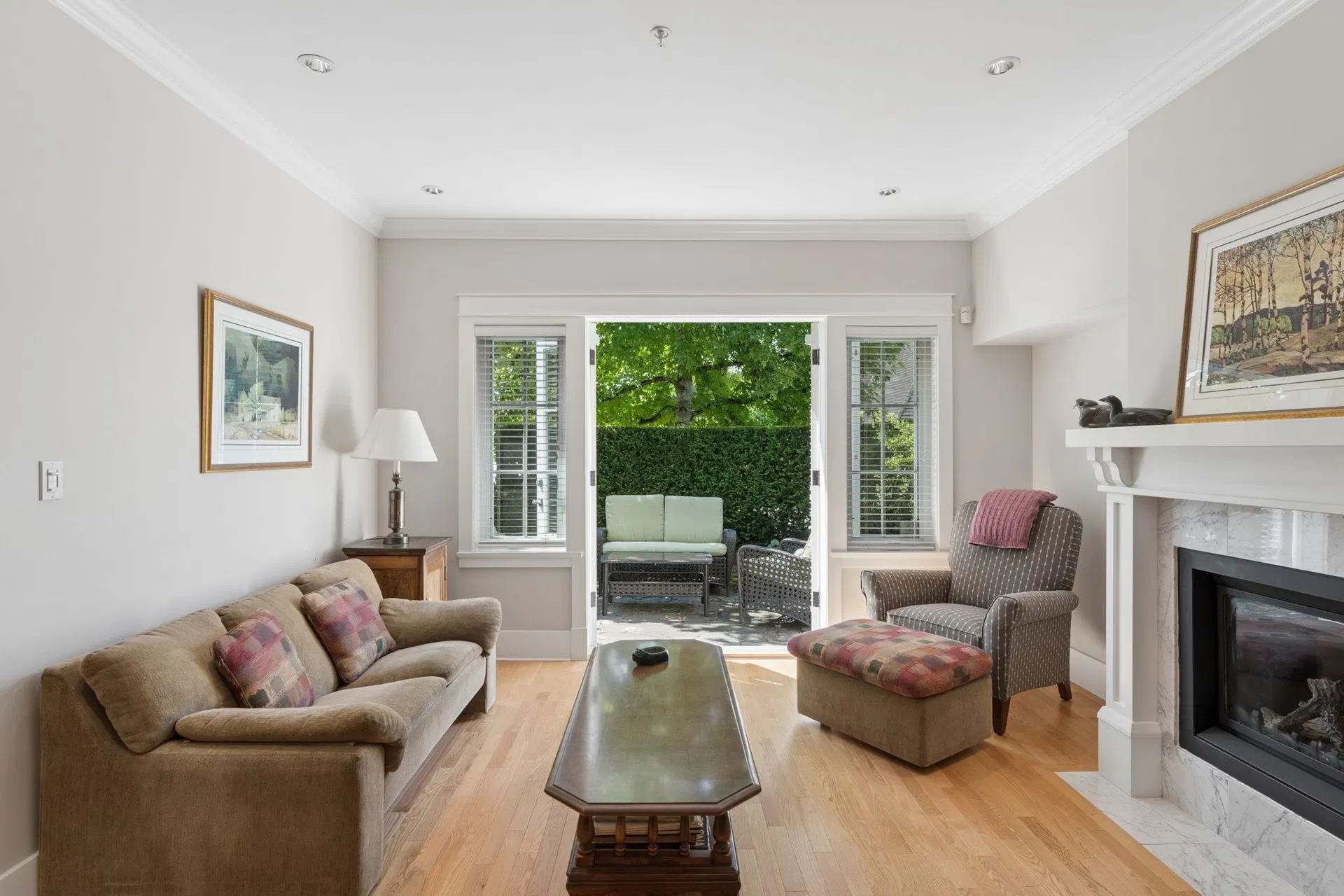 Photo 5 of 40 at 2071 Esquimalt Avenue