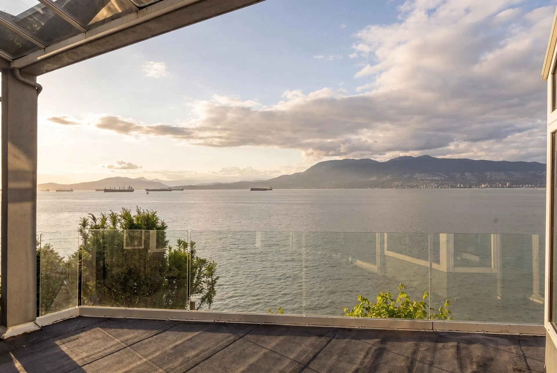 Photo 4 of 20 at 2711 Point Grey Road
