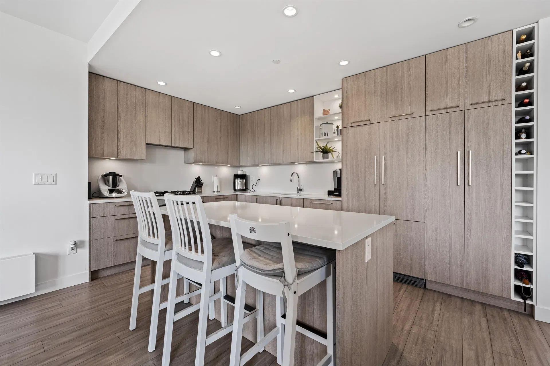 Photo 5 of 39 at #306 – 707 E 3rd Street