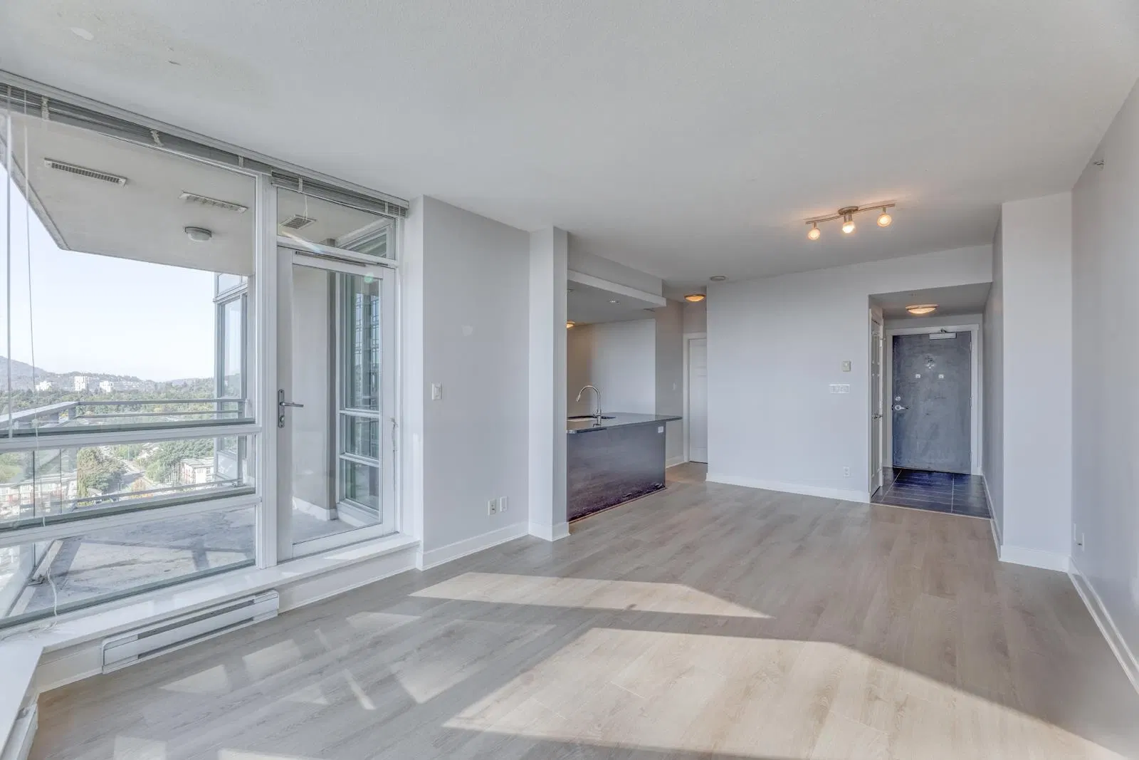 Photo 4 of 30 at #2501 – 2968 Glen Drive