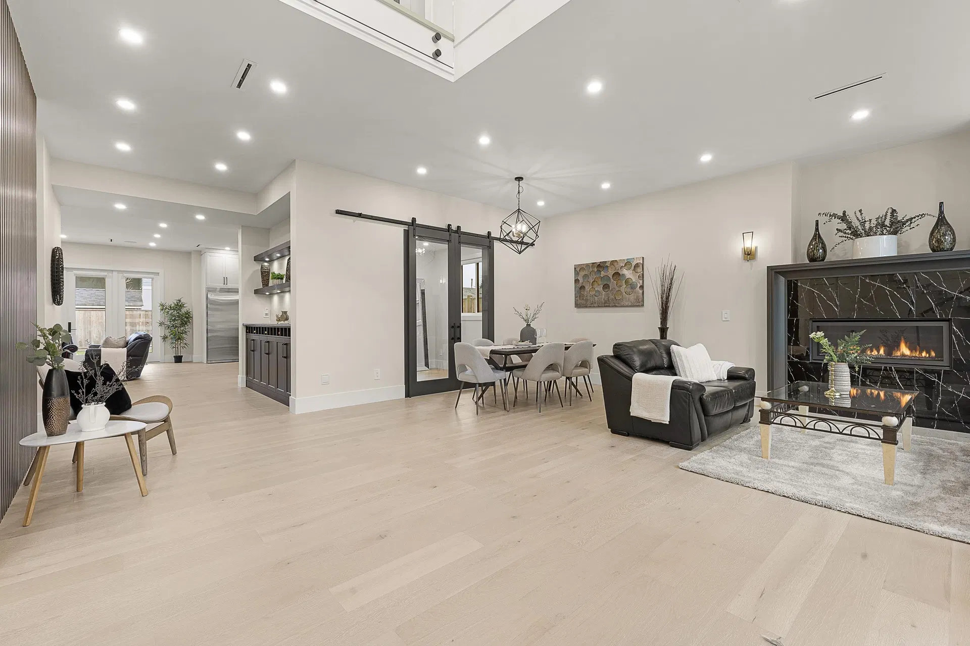 Photo 5 of 37 at 841 Rondeau Street