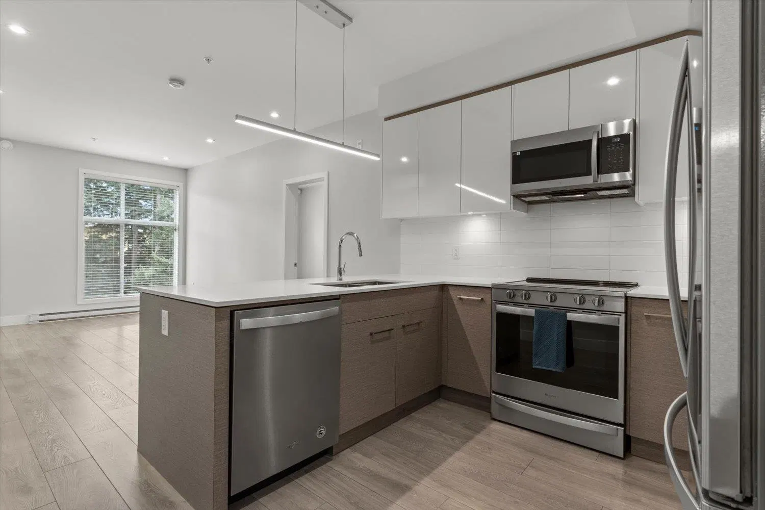 Photo 4 of 33 at #409 – 45510 Market Way