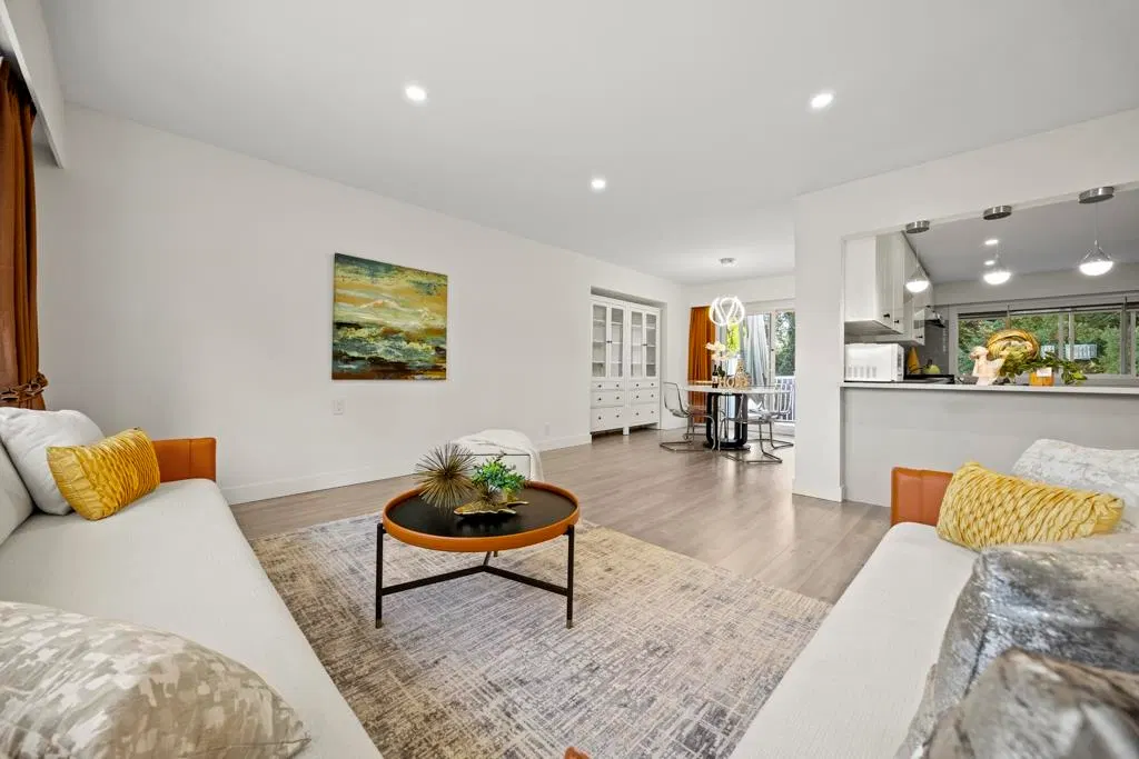 Photo 4 of 34 at 4936 Barker Crescent