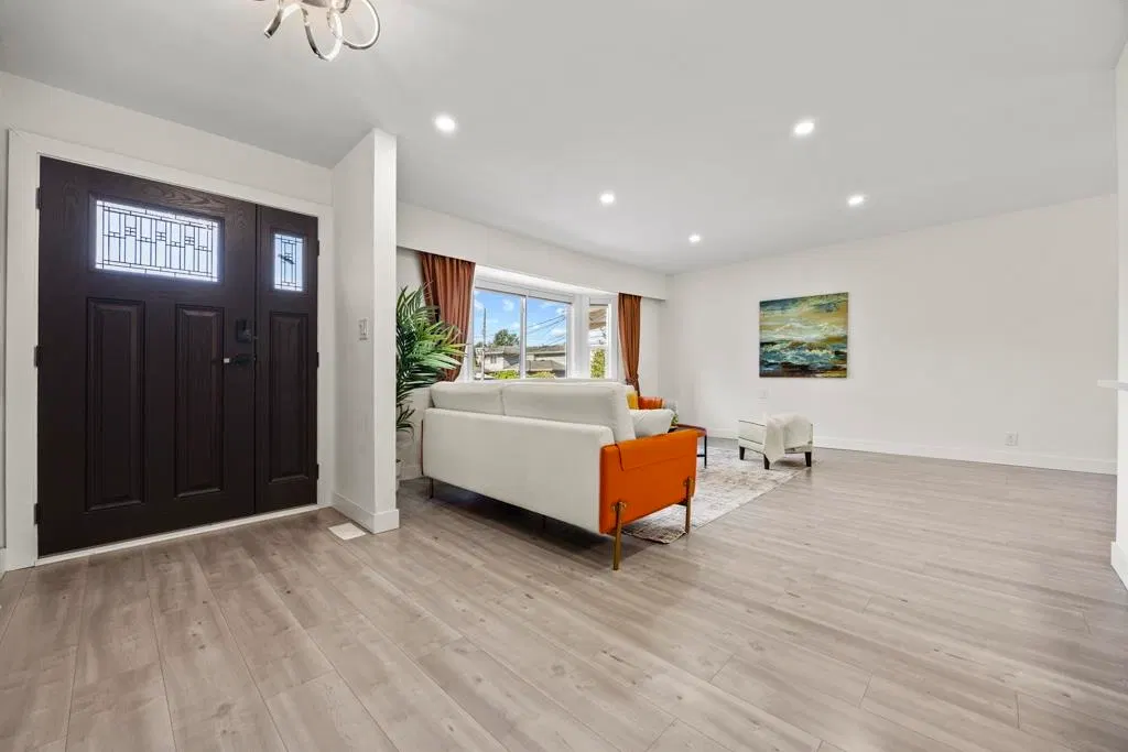 Photo 5 of 34 at 4936 Barker Crescent