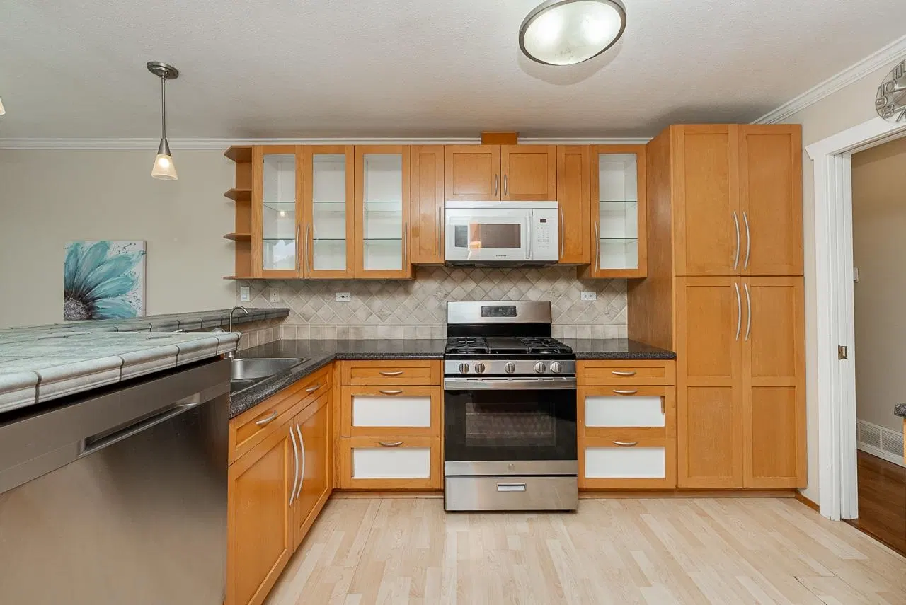 Photo 4 of 32 at 16143 9 Avenue