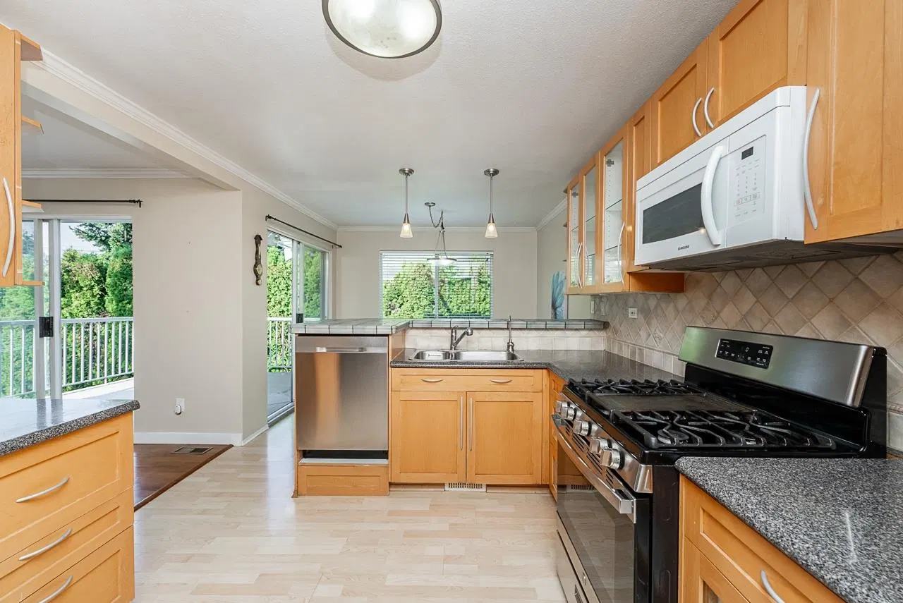 Photo 5 of 32 at 16143 9 Avenue