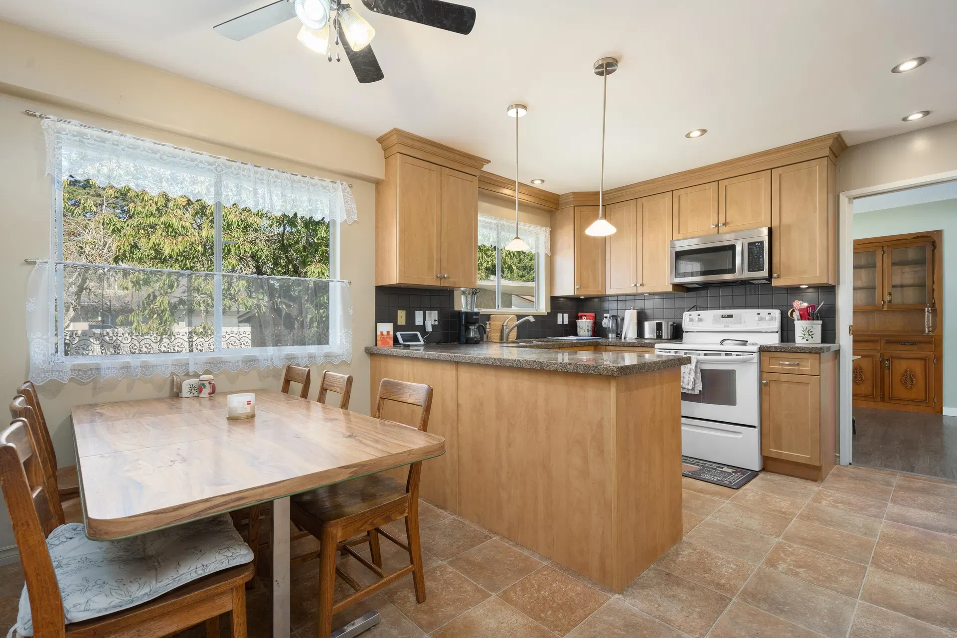 Photo 3 of 17 at 8611 Rideau Drive