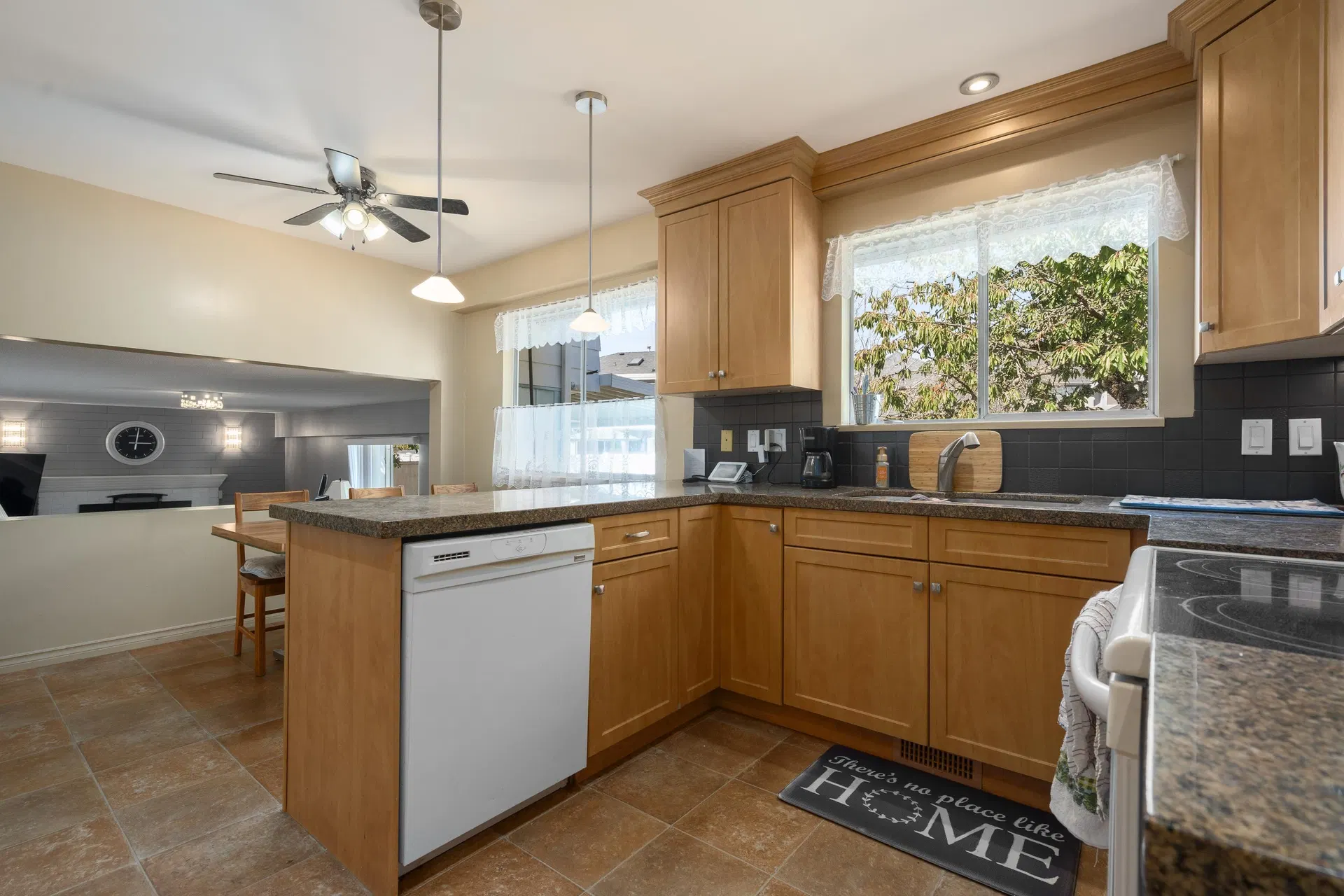 Photo 4 of 17 at 8611 Rideau Drive