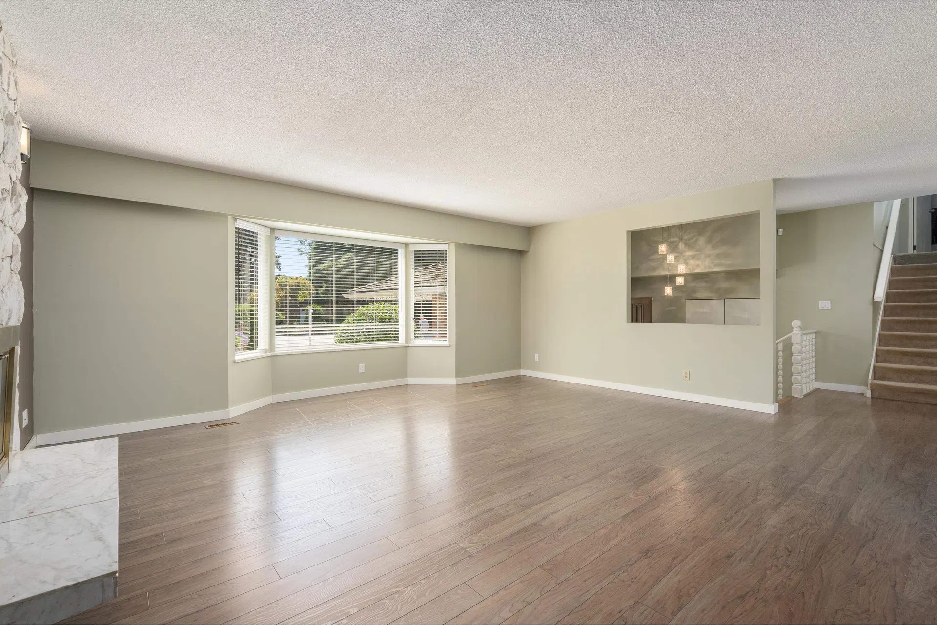 Photo 5 of 17 at 8611 Rideau Drive
