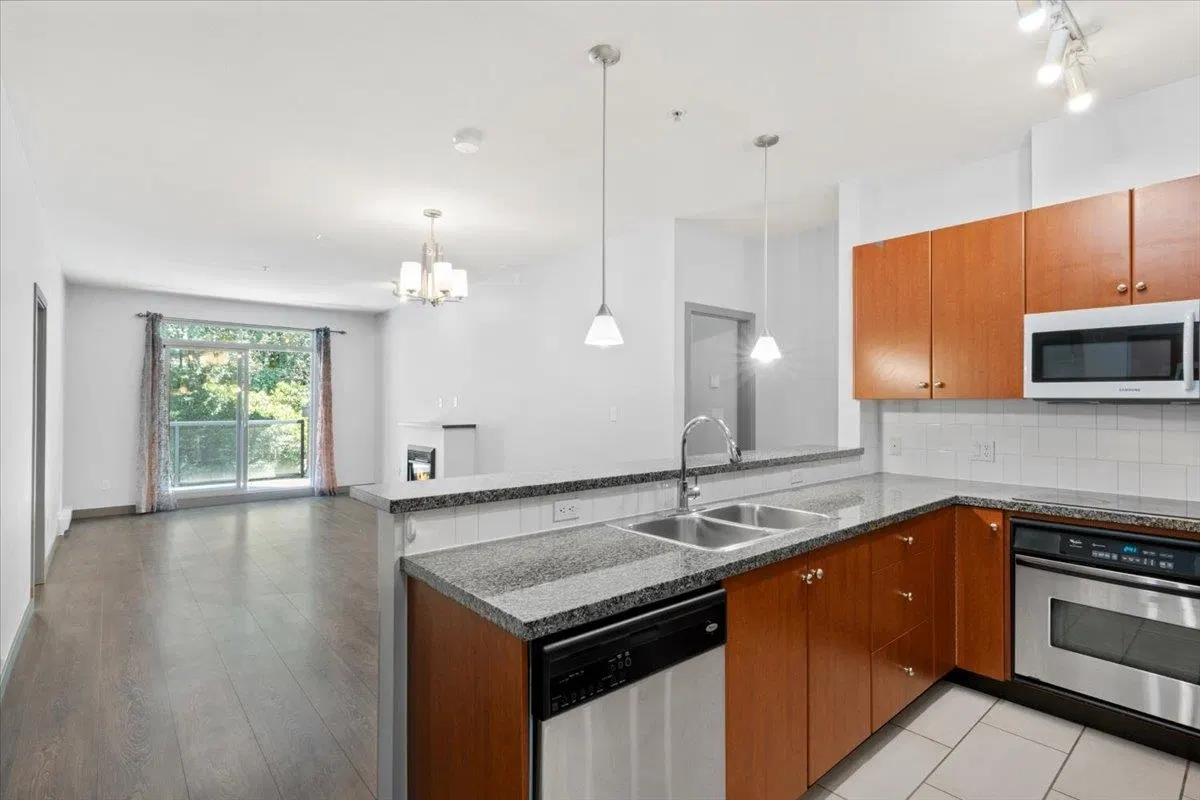 Photo 3 of 32 at #312 – 100 Capilano Road