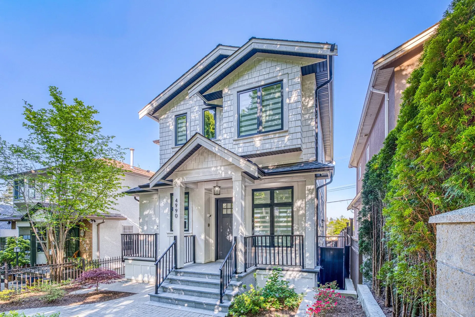 Photo 2 of 26 at 4990 Sherbrooke Street