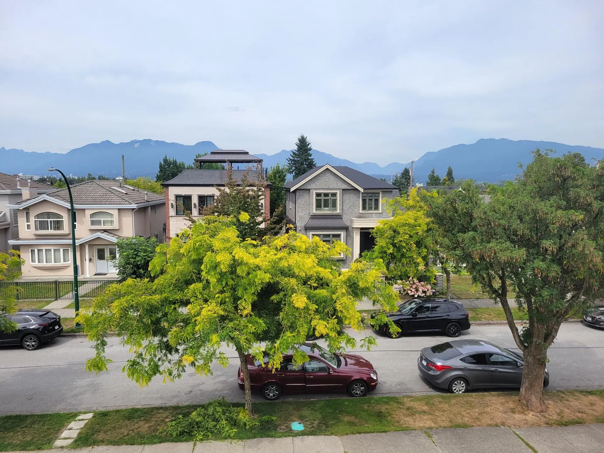 Photo 4 of 12 at 2962 Kitchener Street