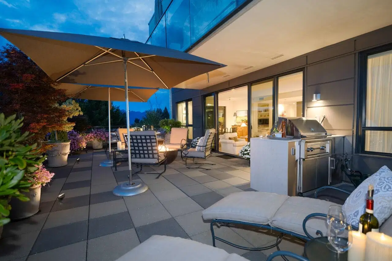 #302 – 4427 Cambie Street