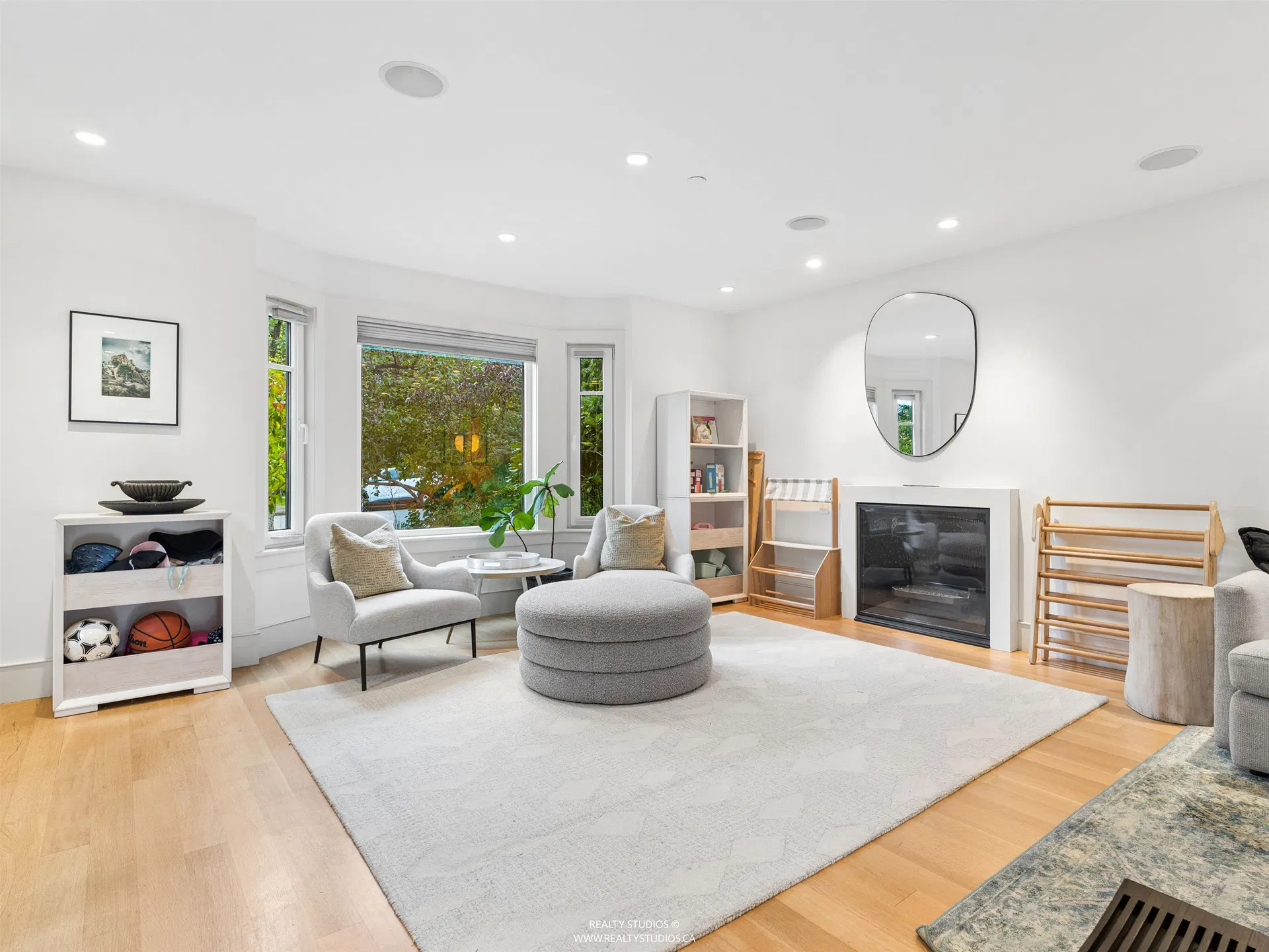 Photo 4 of 40 at 917 W 20th Avenue