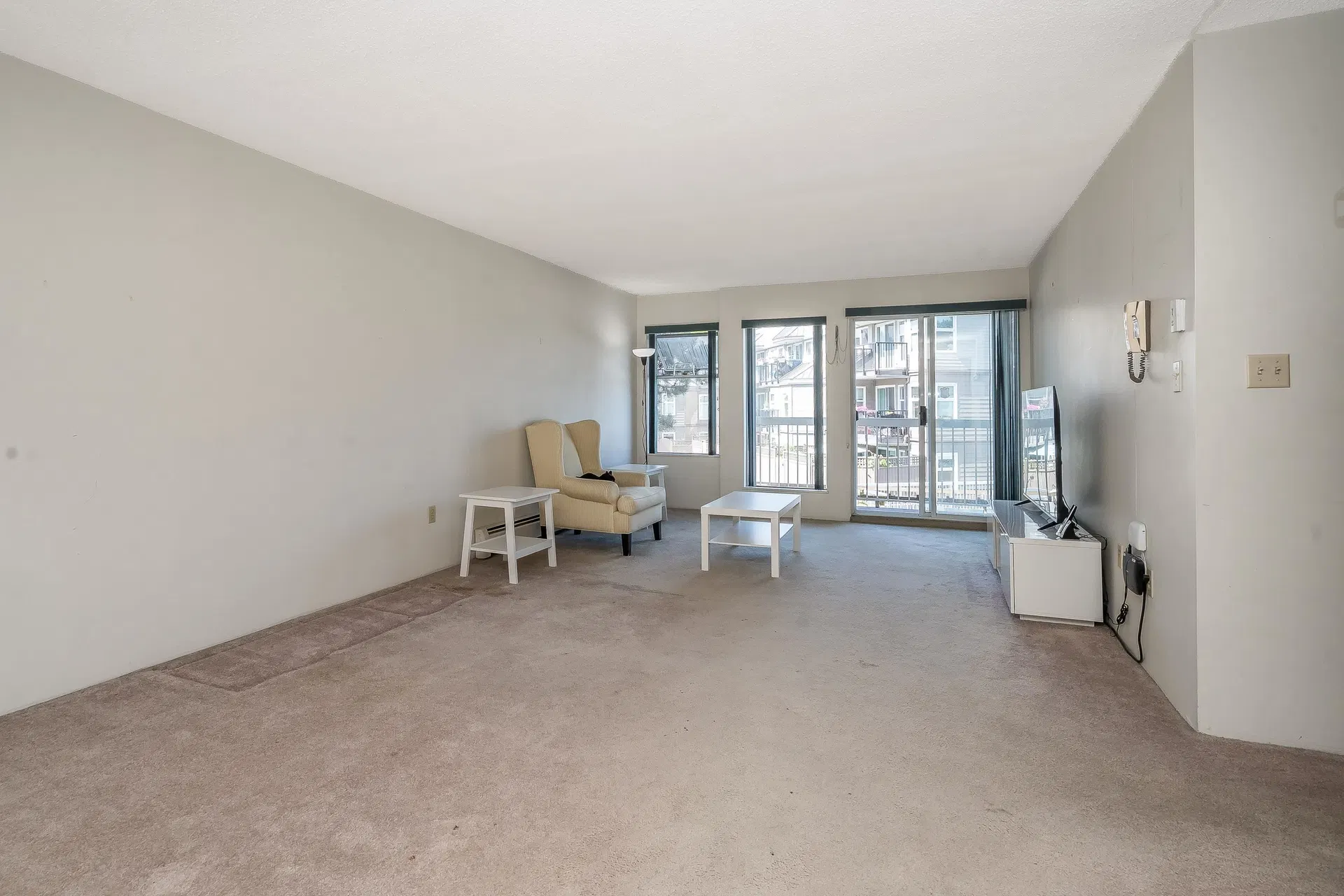 Photo 4 of 27 at #210 – 1860 E Southmere Crescent