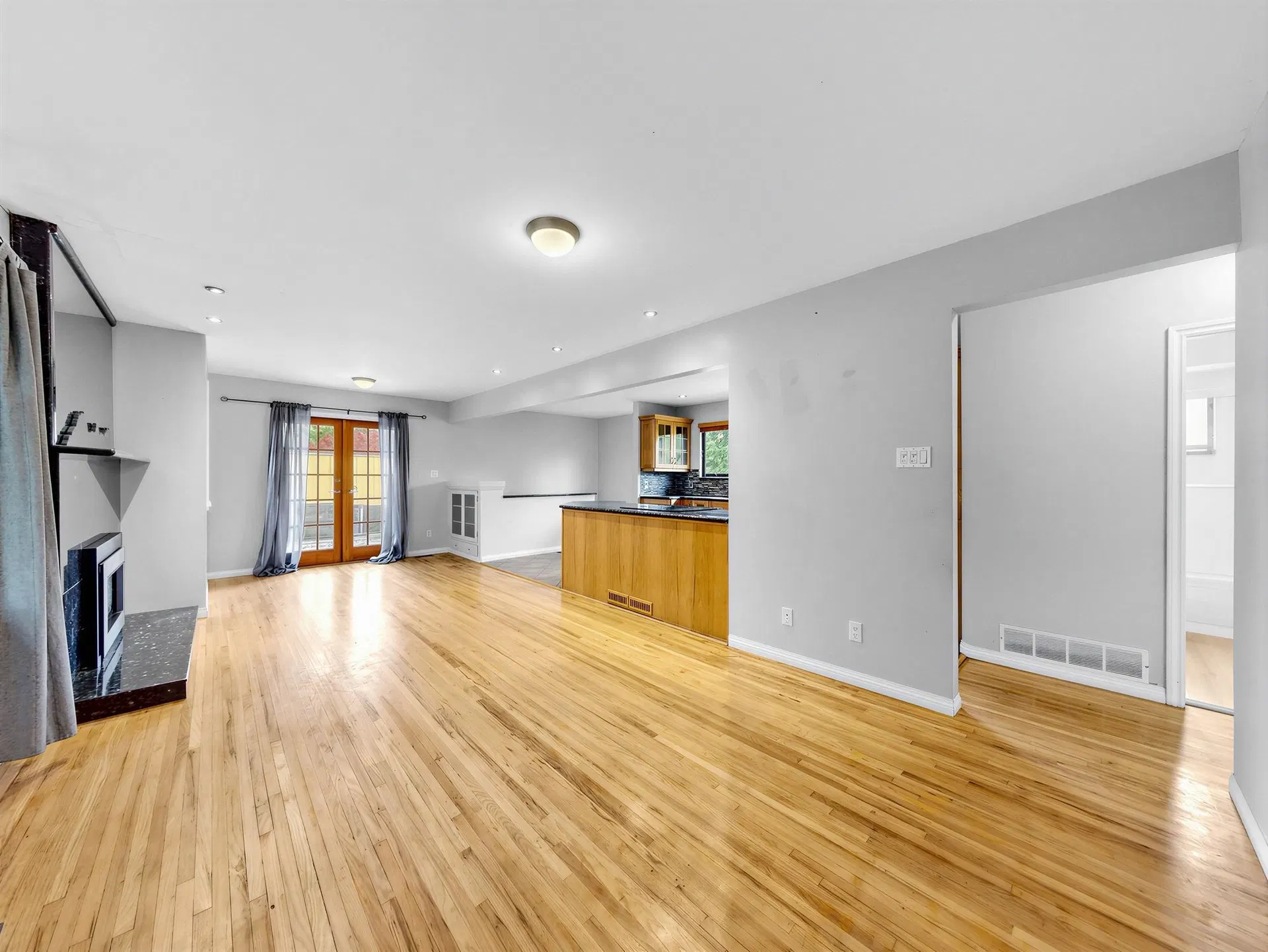 Photo 2 of 29 at 2155 Mohawk Avenue