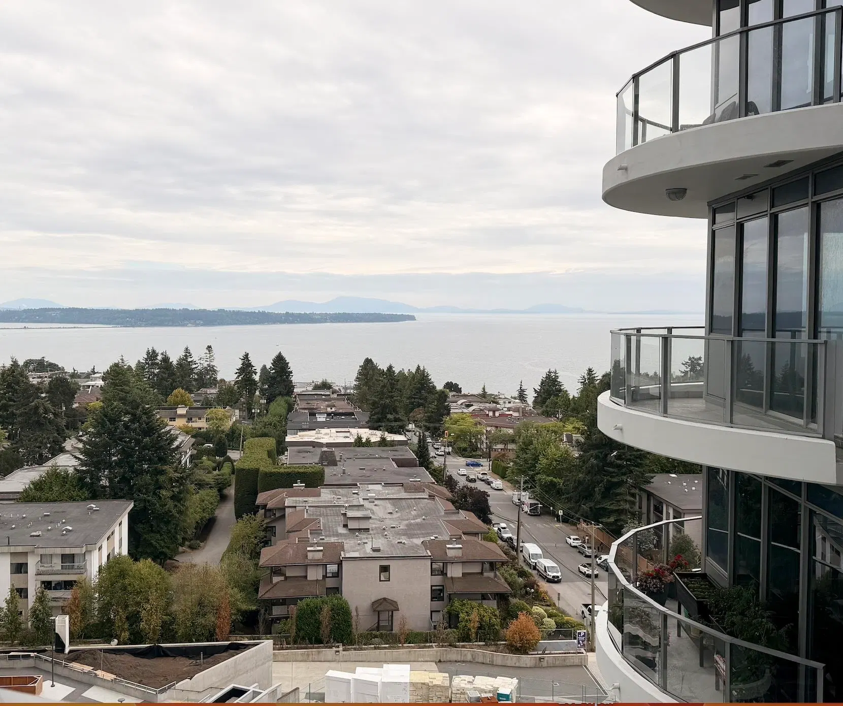 Photo 3 of 8 at #1105 – 1500 Martin Street