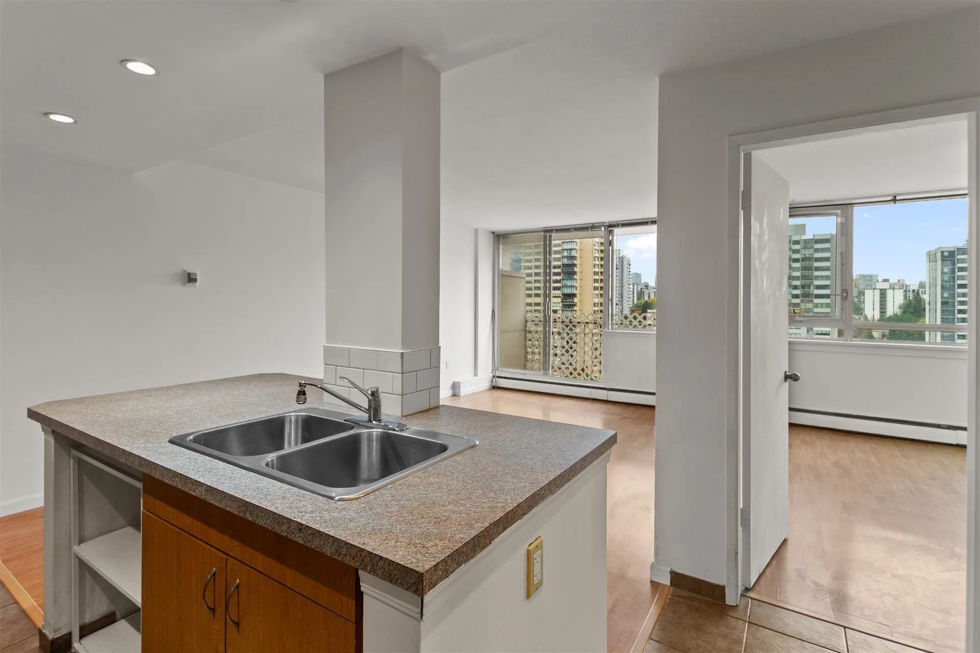 Photo 5 of 24 at #1501 – 1850 Comox Street