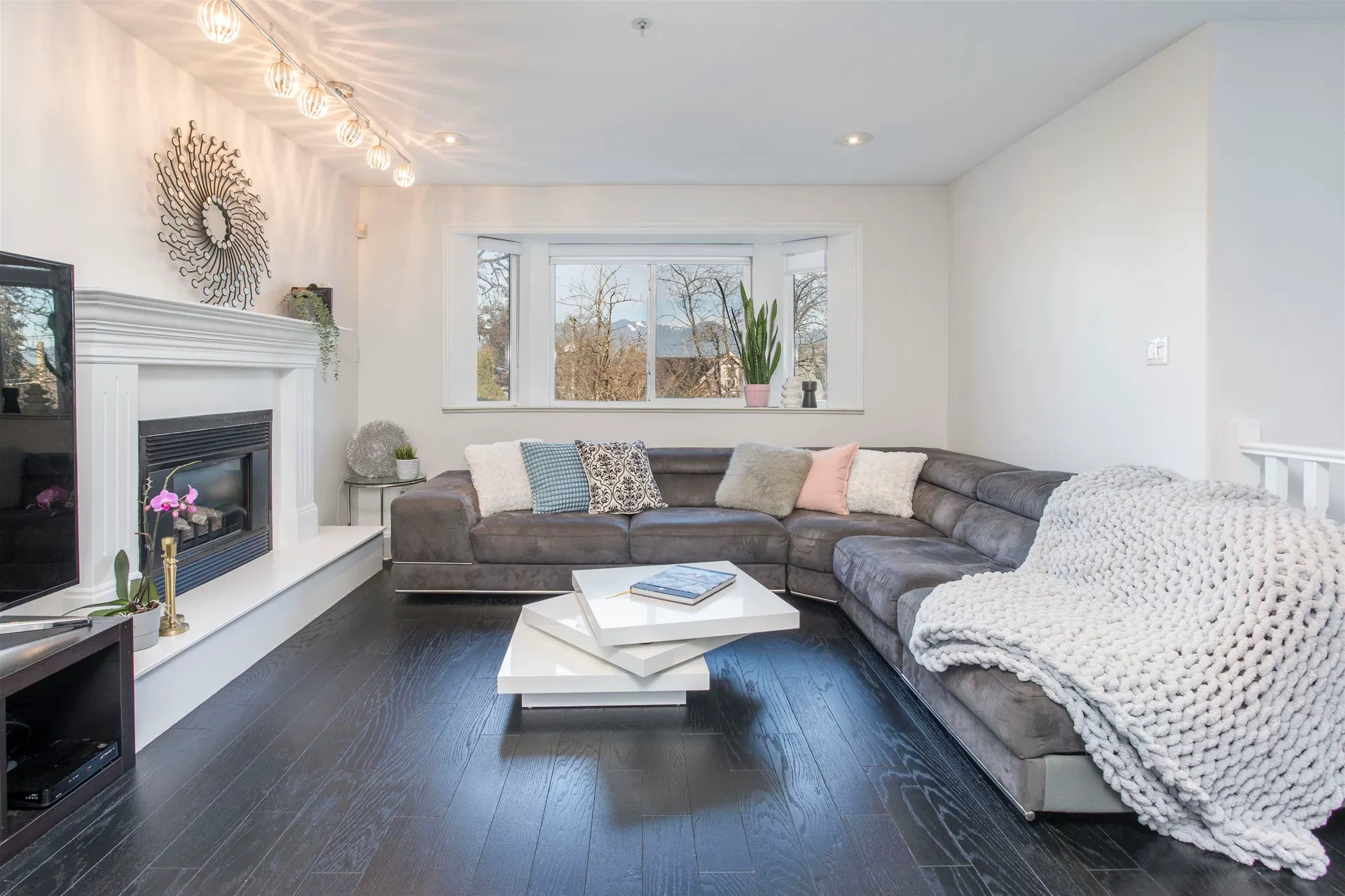 Photo 3 of 18 at 1278 E 13th Avenue