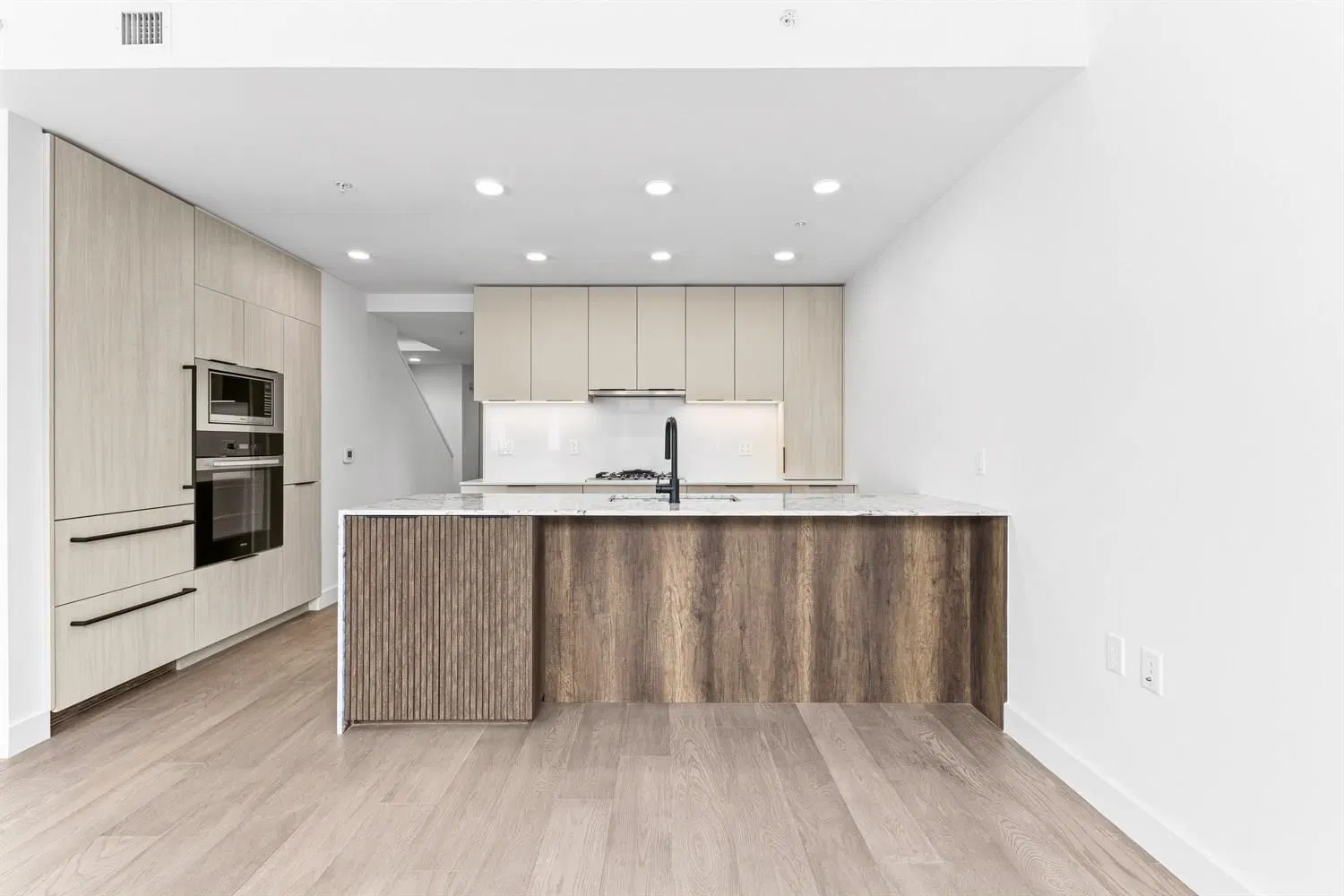 Photo 3 of 22 at #303 – 3590 W 39th Avenue