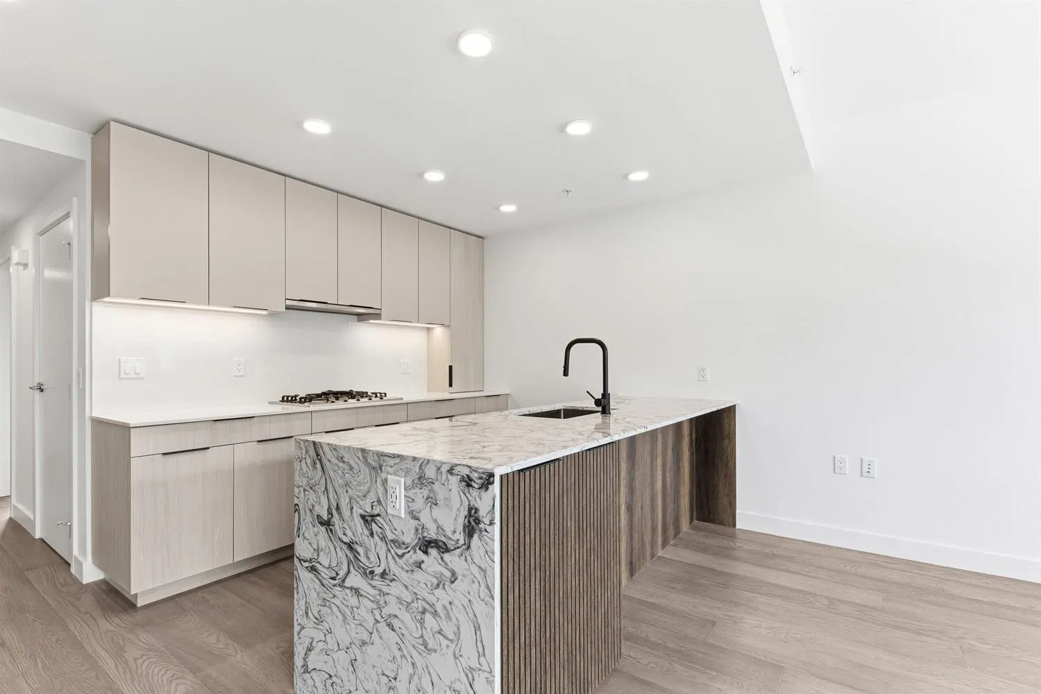 Photo 4 of 22 at #303 – 3590 W 39th Avenue