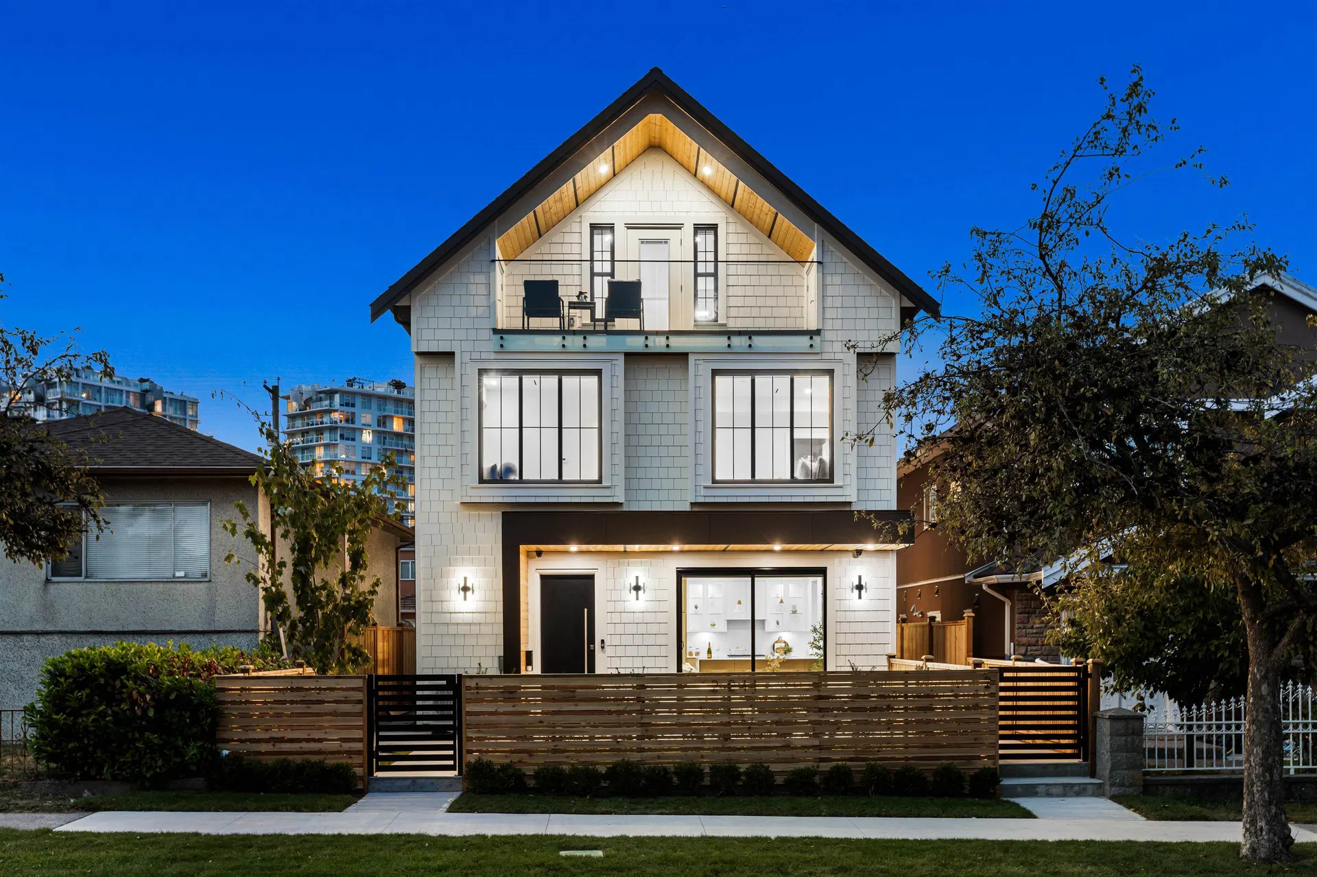 #1 – 2211 Mannering Avenue