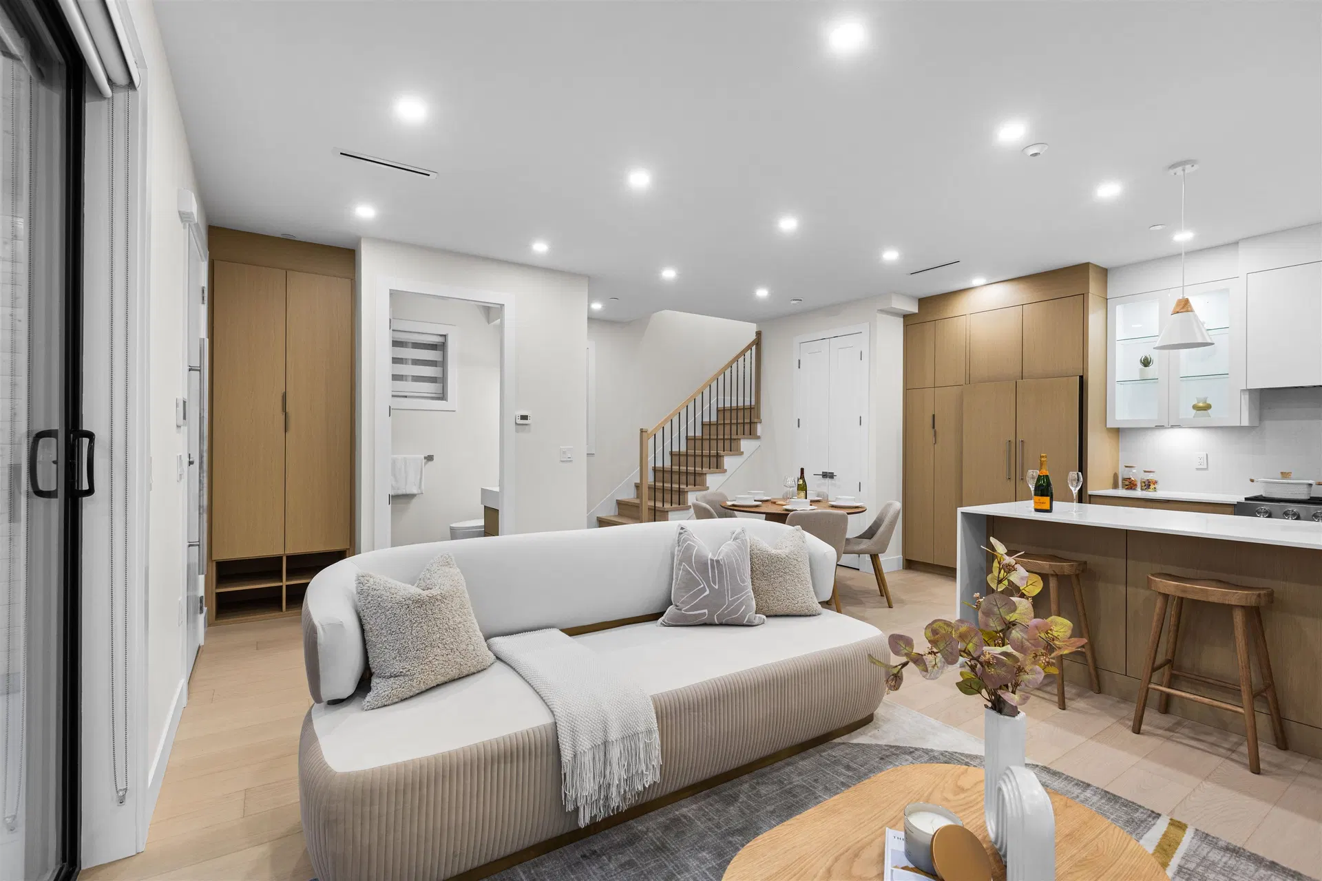 Photo 5 of 20 at #1 – 2211 Mannering Avenue