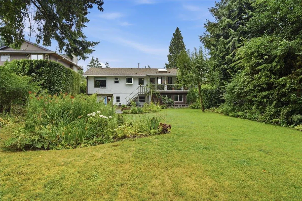 Photo 4 of 40 at 1388 Cambridge Drive