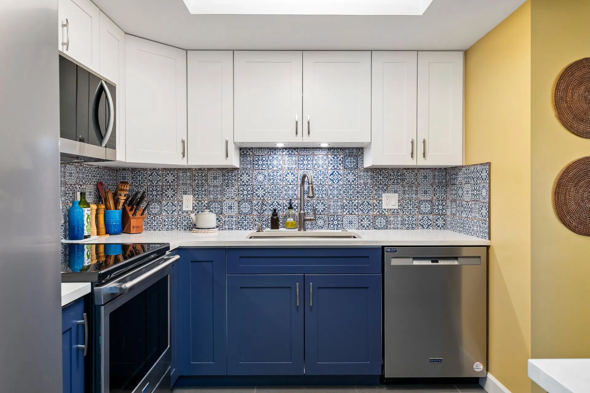 Photo 2 of 36 at #506 – 71 Jamieson Court