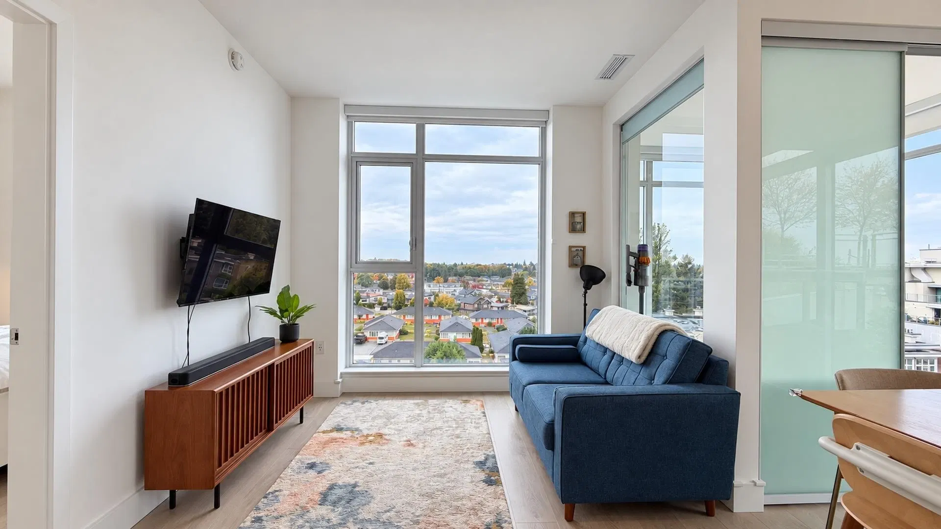 Photo 3 of 24 at #706 – 2435 Kingsway