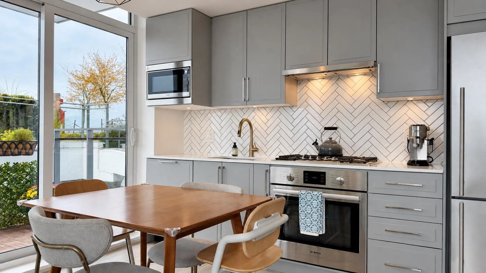 Photo 4 of 24 at #706 – 2435 Kingsway