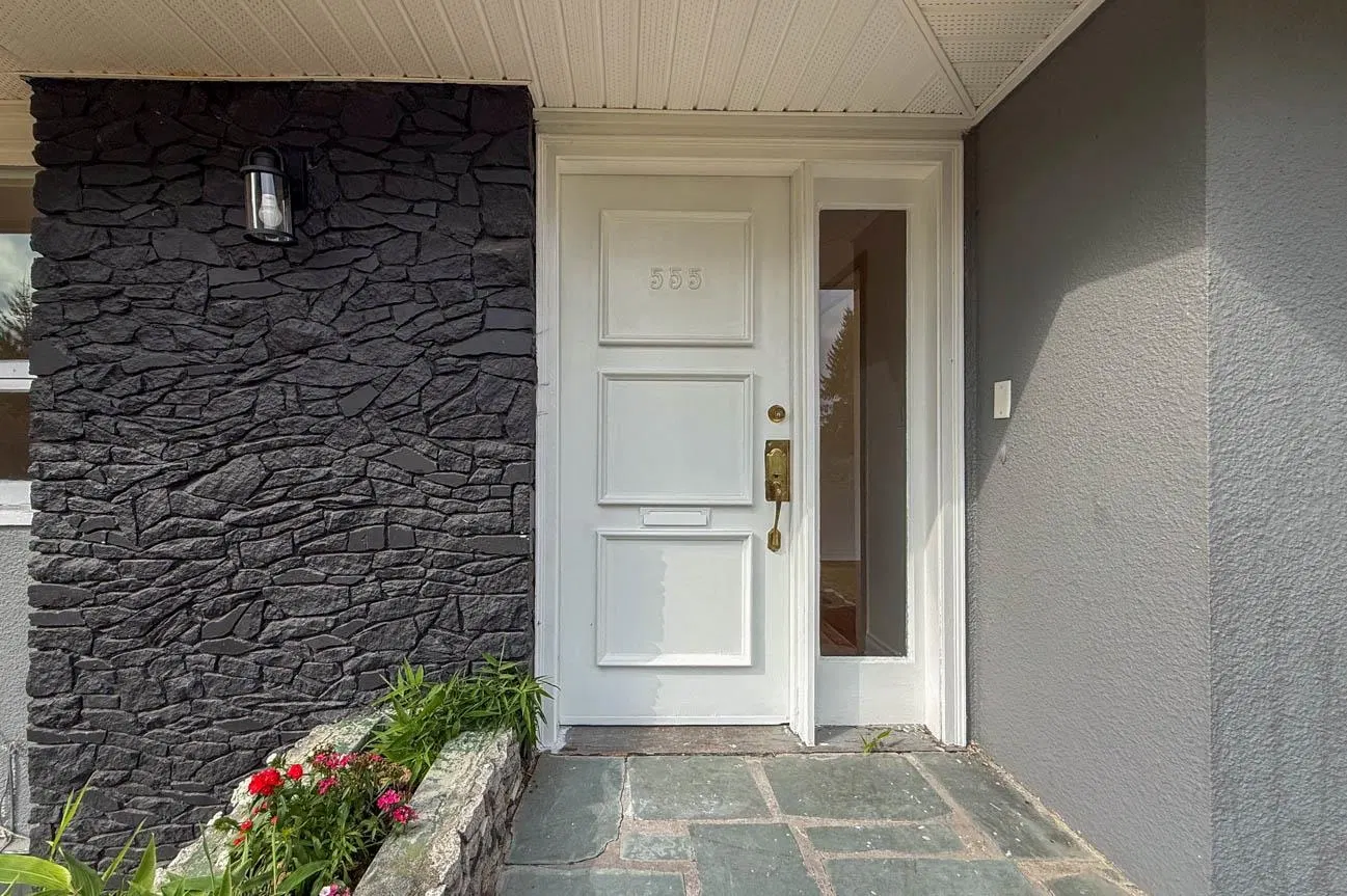 Photo 4 of 40 at 555 Stevens Drive