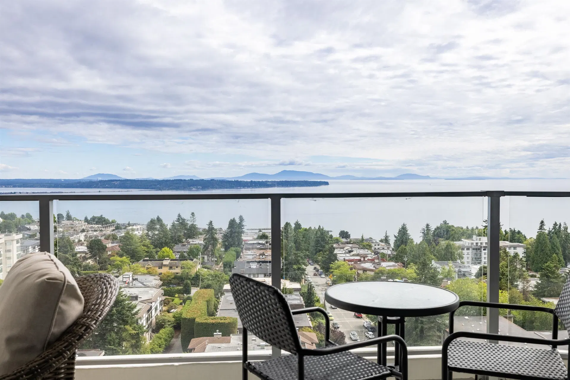 Photo 1 of 40 at #1406 – 1500 Martin Street