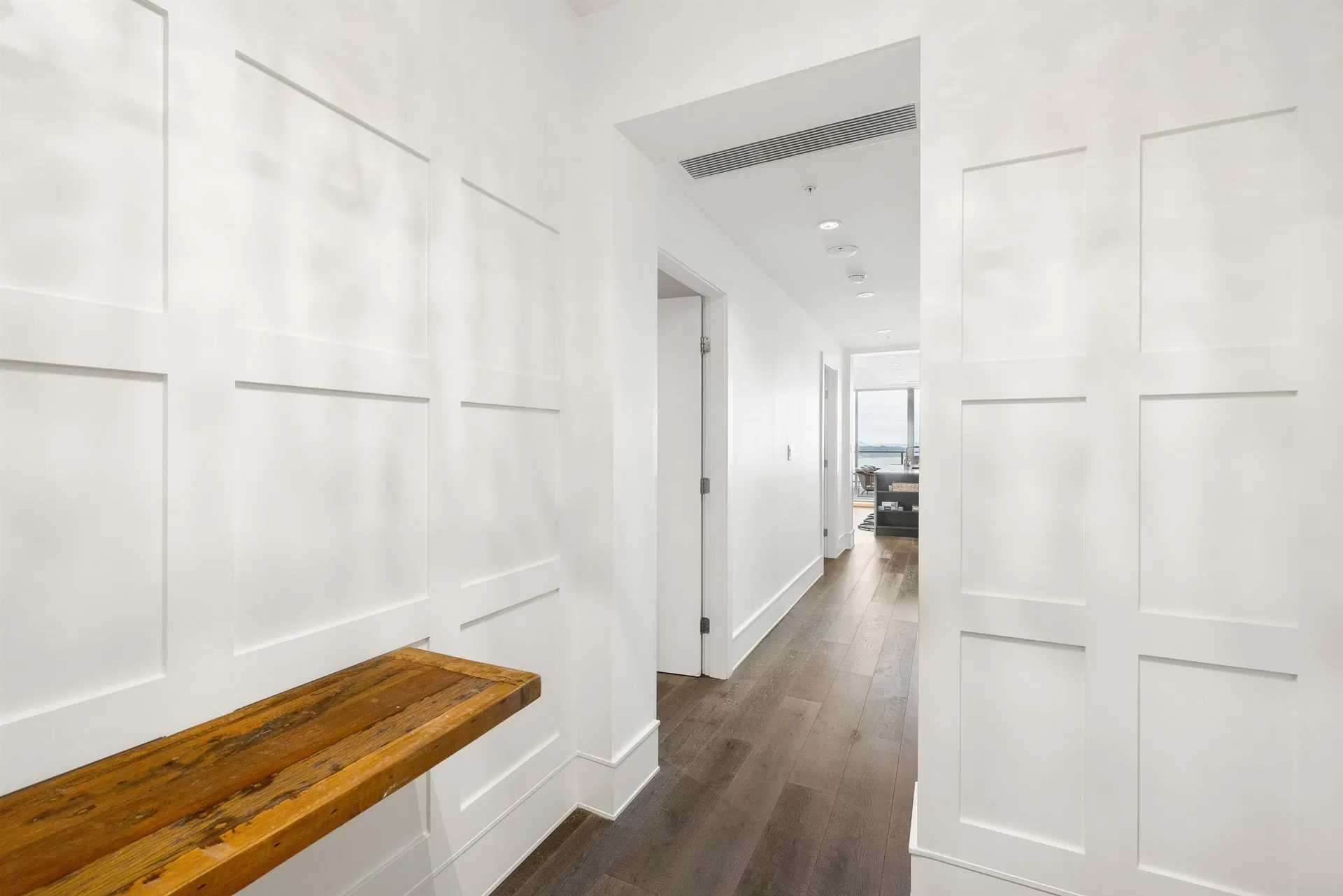Photo 4 of 40 at #1406 – 1500 Martin Street