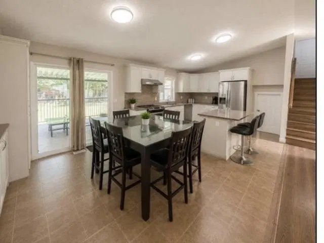 Photo 3 of 12 at 14565 91a Avenue